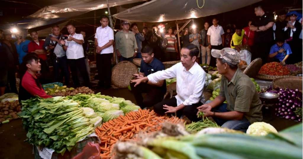 Blusukan ke Pasar di Lampung, Jokowi: Disini Lebih Murah