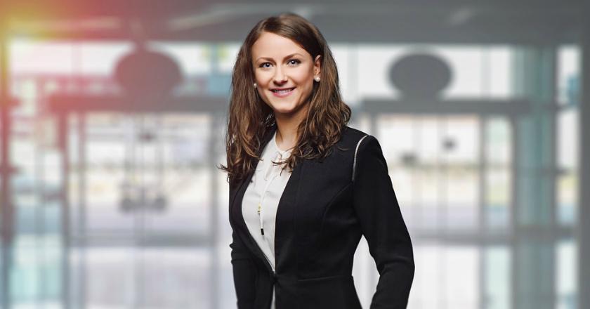 Bingung Pilih Baju untuk Kerja? Ikuti Langkah 3 Wanita Karir Ini