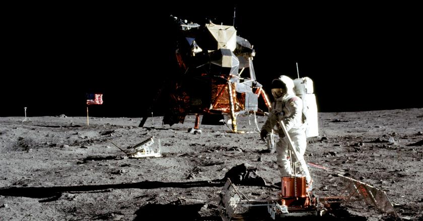 Rusia akan Cek Kebenaran Misi Apollo 11 AS yang Mendarat di Bulan