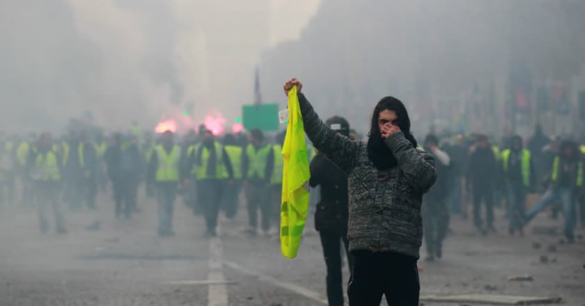 Macron: Gerakan Rompi Kuning Penyebab Demonstrasi Besar-besaran