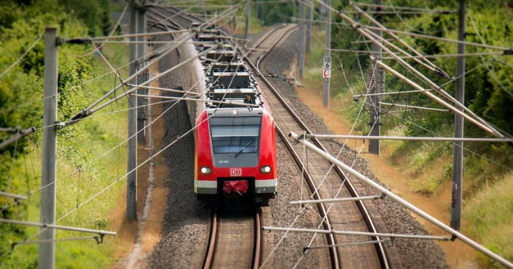 Huuft... Pria Ini Hampir Saja 'Dicium' Kereta Api