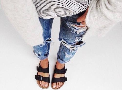 Agar Tidak Membosankan, Intip Gaya Padu Padan Outfit dengan Sandal