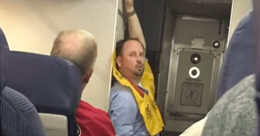 Bak Seorang Model, Pria Ini Lakukan Instruksi Tidak Biasa dalam Pesawat