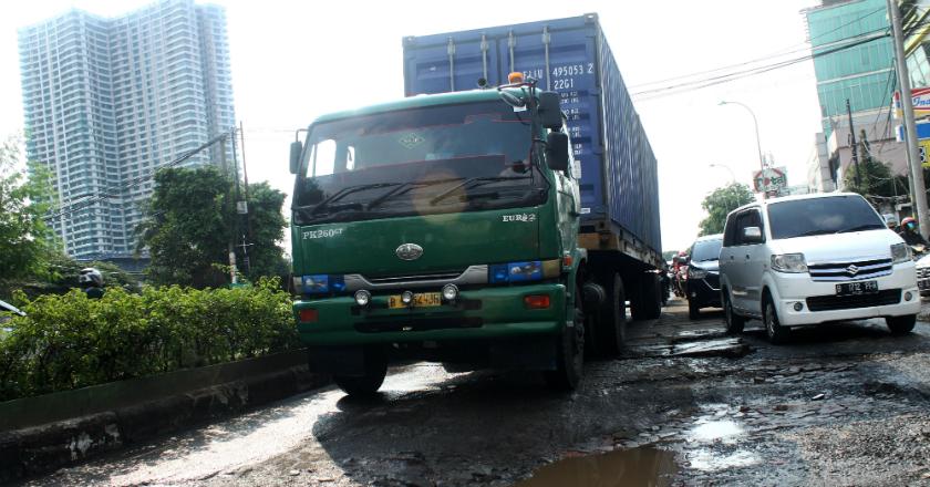 Jangan Nekat! Truk Bertonase 8 Ton yang Masih Melintas di Kalimalang Bakal Ditilang