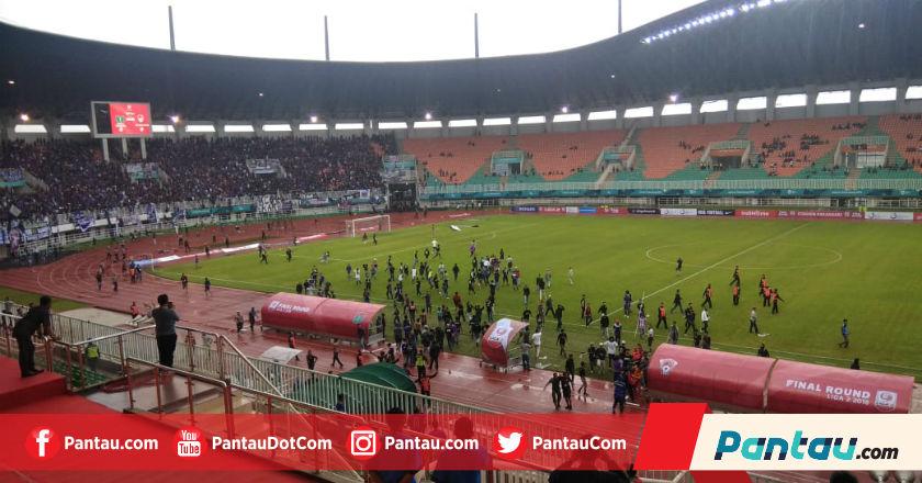 Rusuh! Suporter Persita Masuk Lapangan, Pertandingan Dihentikan Sementara