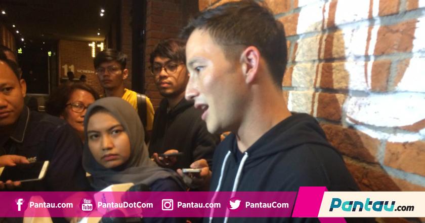 Demi Totalitas, Mike Lewis Rela Wajah Tampannya Terpukul