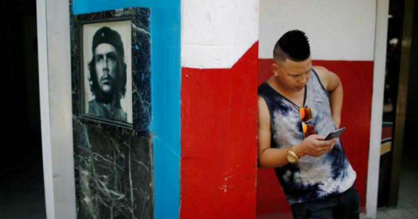 Pantau Story: Saat HP (Sudah) Bisa Diajak 'Berselancar' di Kuba