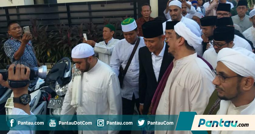 Hadiri Haul Habib Kwitang, Prabowo Ditemani AHY