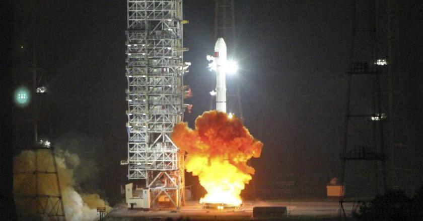 China Sukses Luncurkan 2 Satelit Milik Arab Saudi ke Orbit