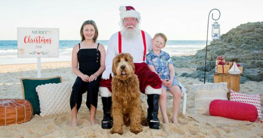 Sambut Natal, Sesi Foto Bersama Sinterklas di Tepi Pantai Paling Diminati