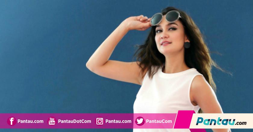 Opss.. Luna Maya Ucapkan Duka Cita ke Stephen Hawking, Tapi Salah Tulis Nama