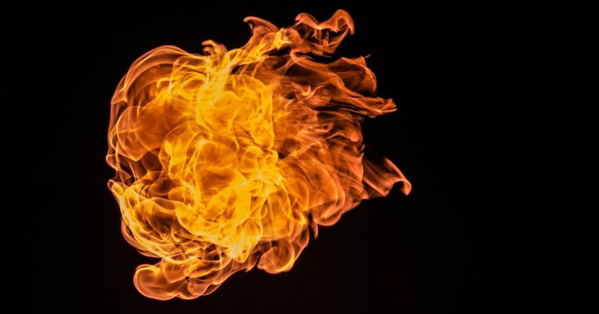 Pandu Program Debat, Penyiar Pakistan Ini Dilempar Bola Api