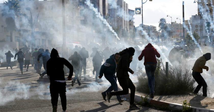 Polisi Tembakan Gas Air Mata Pada Demonstran di Yunani