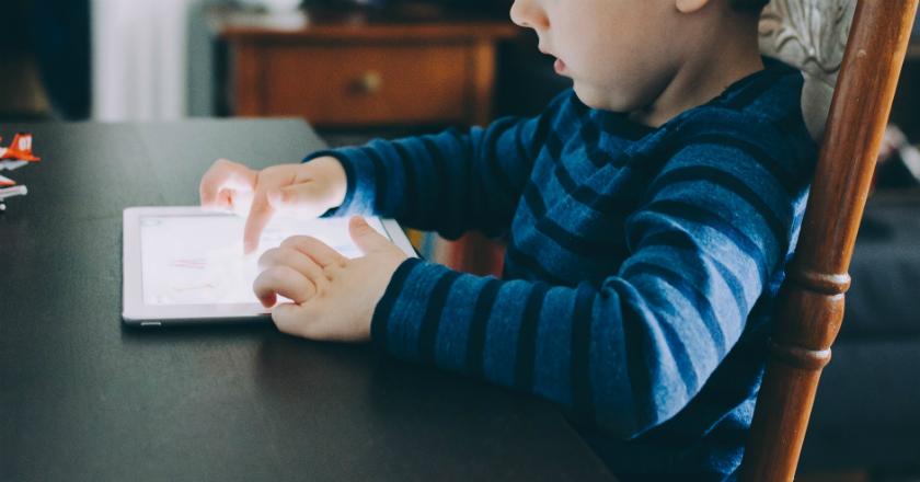 Bolehkah Orangtua Memanfaatkan Gadget Saat Bermain dengan Anak?