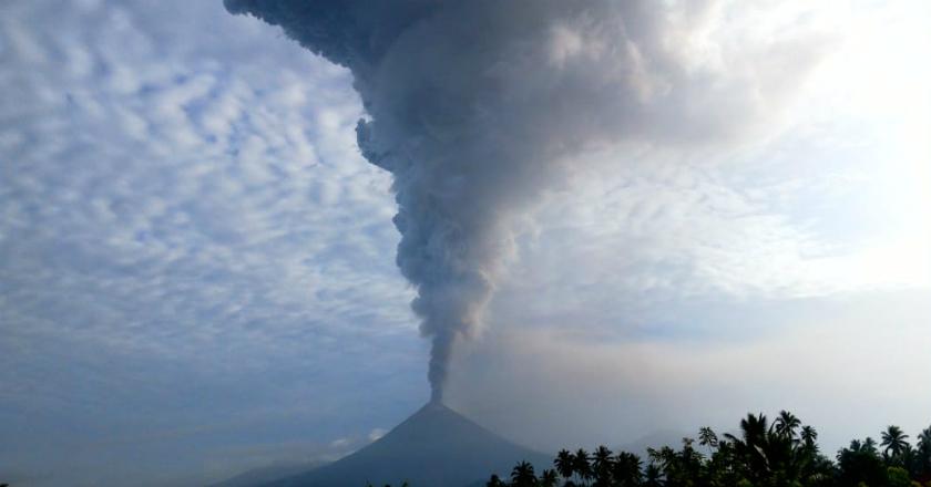 Gunung Soputan Sulawesi Utara Erupsi, Ketinggian Abu Vulkanik Capai 7.500 Meter