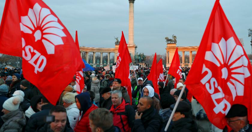 Protes Pembentukan UU Buruh, Ribuan Rakyat Hungaria Turun ke Jalan