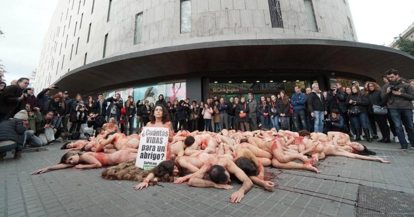 50 Wanita Bertelanjang, Berdarah dan Saling Bertumpukan Bikin Heboh Kota Barcelona