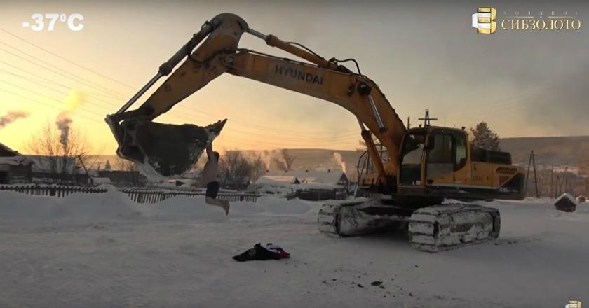 Berani Coba Bermain Putaran dengan Excavator di Bawah Suhu -37 Derajat Celcius