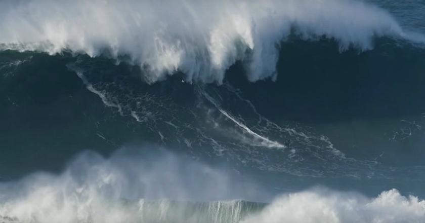 Pecahkan Rekor Dunia! Peselancar Ini Taklukan Gelombang Setinggi 30 Meter