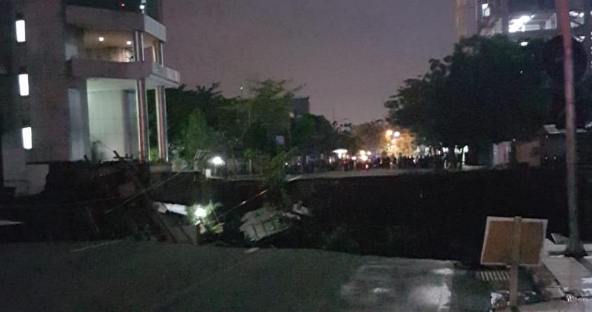 Jalan Gubeng di Surabaya Ambles, Ini Penjelasan Saksi Mata