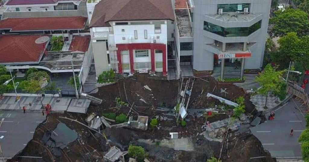Ini Tiga Fakta Terkait Amblesnya Jalan Raya Gubeng