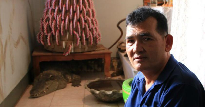 Ngeri! Pria Ini Biarkan Buaya Raksasa Berkeliaran di Lingkungan Rumah