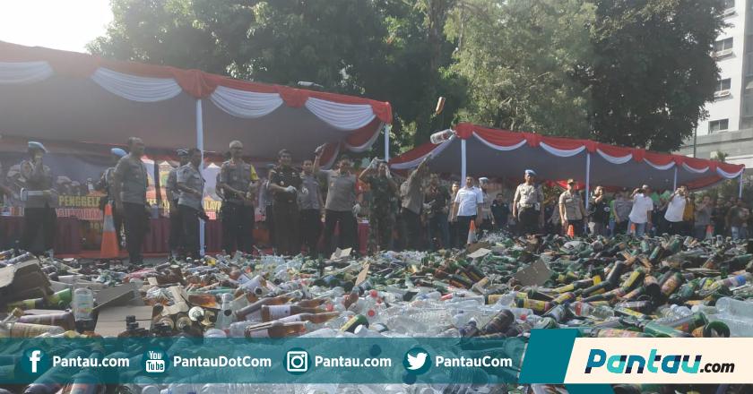 Gelar Hasil Operasi Pekat Jaya, Polda Metro Musnahkan Ribuan Botol Miras
