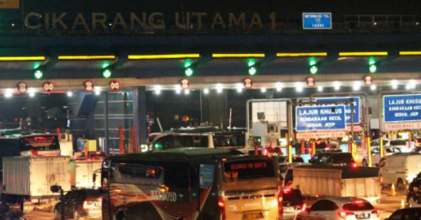 Hati-hati! Jasa Marga Terapkan Sistem Contraflow di Tol Cikampek