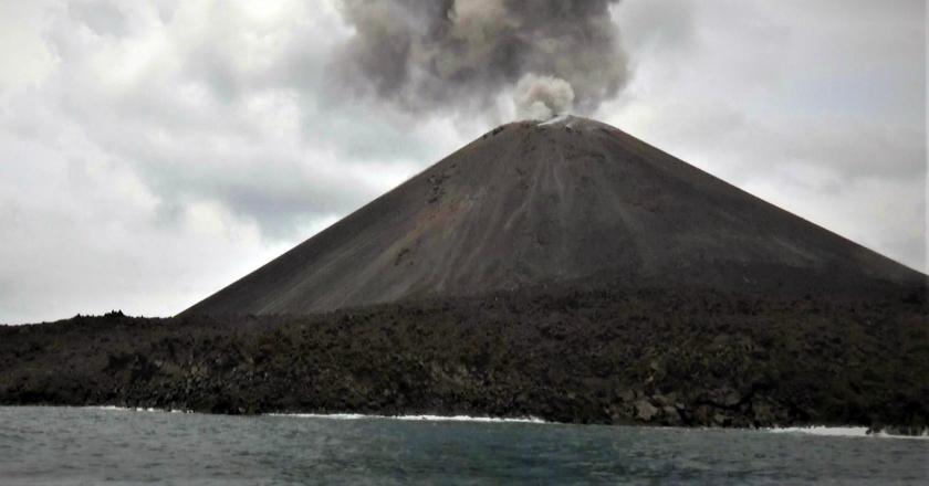 Gunung Anak Krakatau Masih Berstatus Waspada