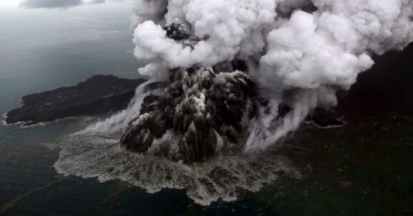 Gunung Anak Krakatau Masih Keluarkan Asap Hitam Tebal