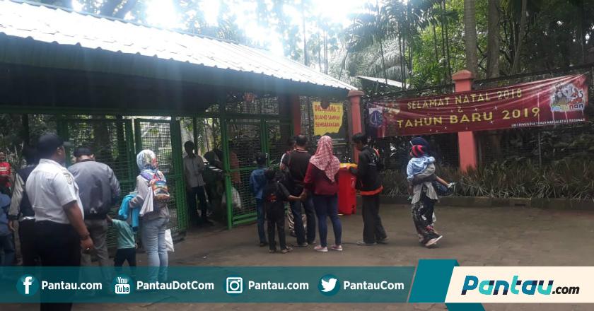 Meski Cuaca Kurang Bersahabat, Ragunan Tetap Dipadati Pengunjung
