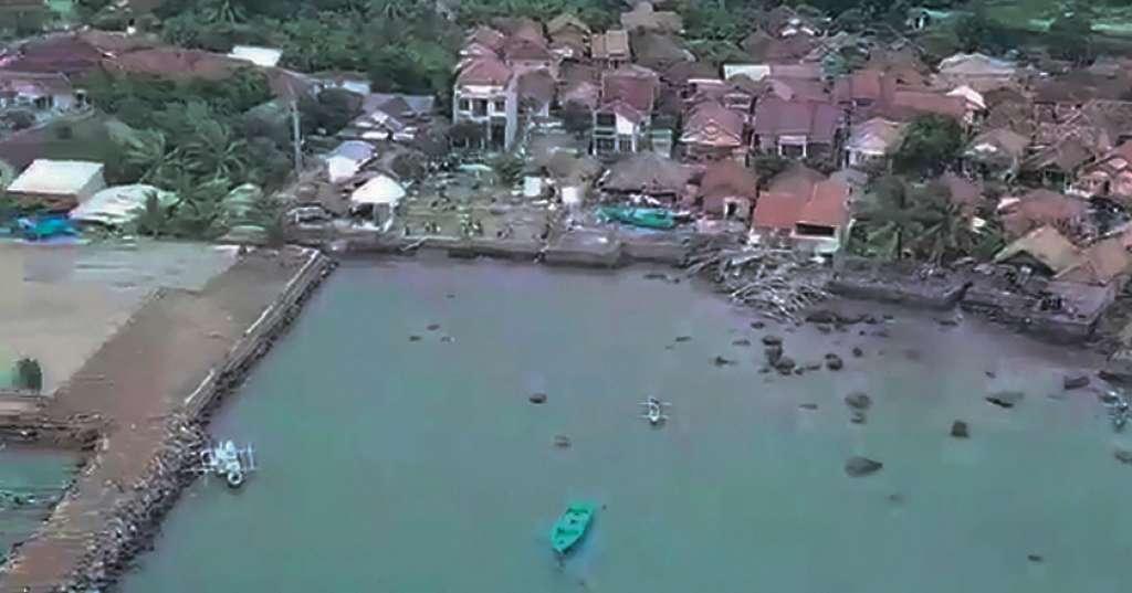 Ini Pesan Khusus Ratu Elizabeth II ke Jokowi Pasca Tsunami Selat Sunda