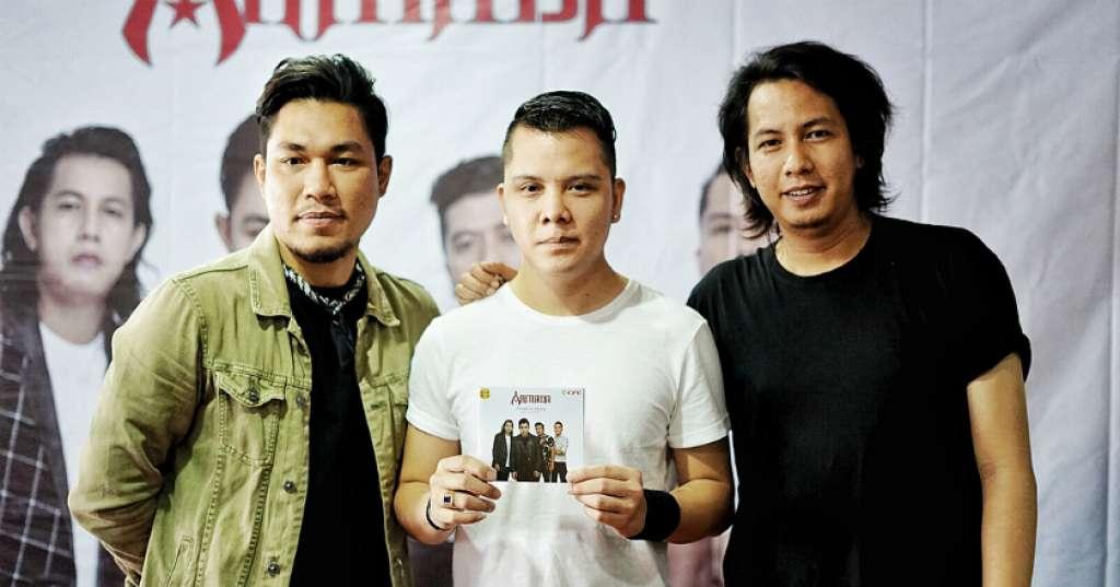 Bencana Tsunami Membuat Band Armada Trauma Manggung di Pantai