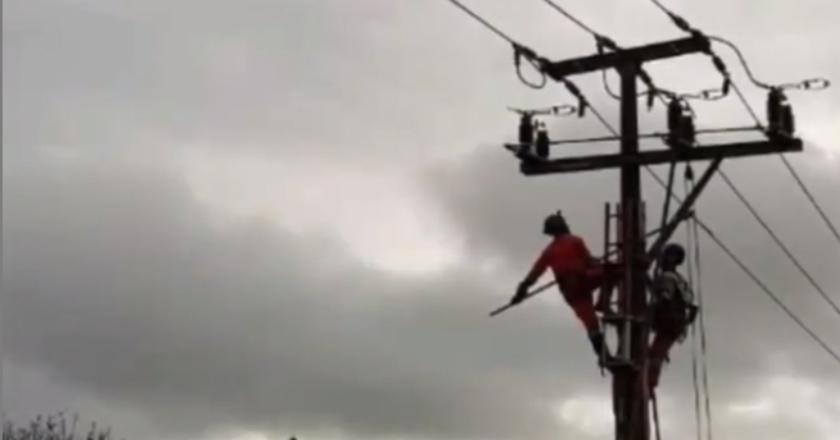 Acungkan Jempol! Perjuangan PLN Tembus Pulau Terdekat Anak Gunung Krakatau