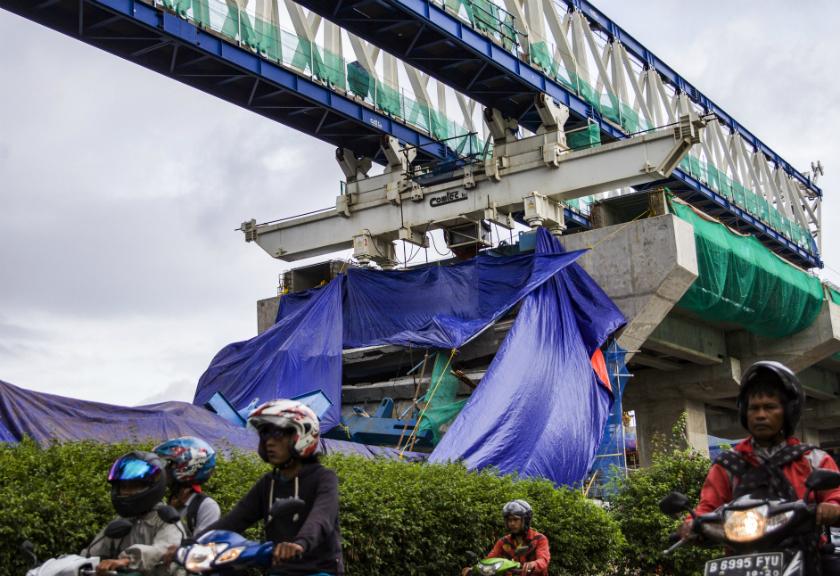 Ini Kata Sandiaga Soal Penyebab Robohnya Proyek LRT di Kayu Putih