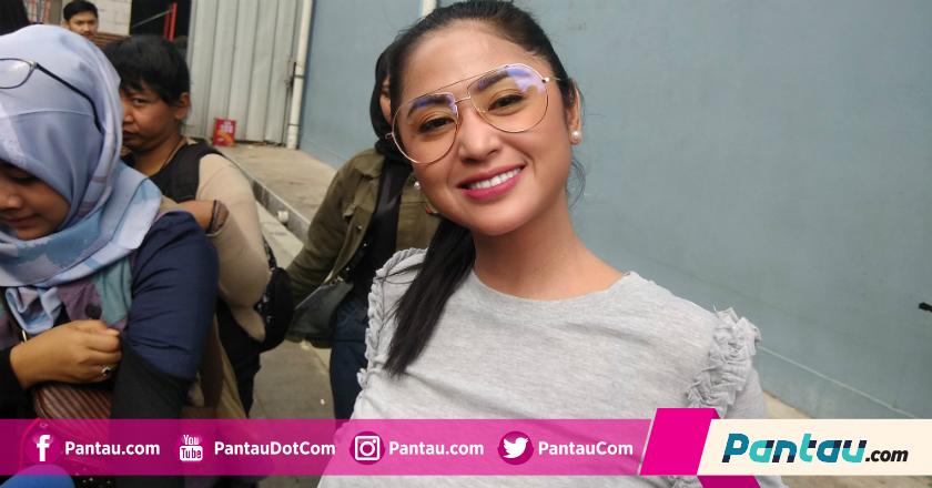 Bagi Dewi Perssik, Malam Tahun Baru Kesempatannya Meraup Uang