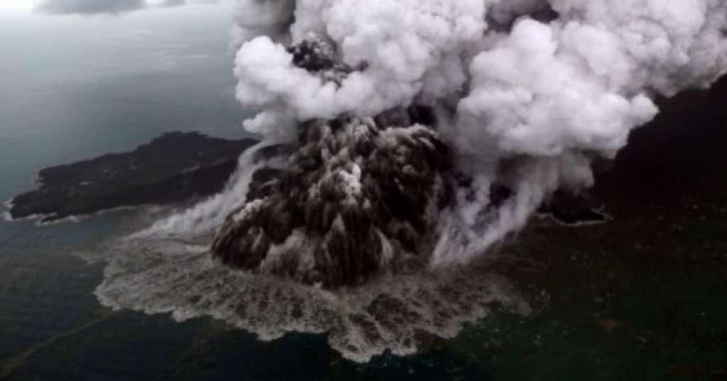 Gunung Anak Krakatau Masih Erupsi, Masyarakat Cilegon dan Serang Diimbau Tak Keluar Rumah