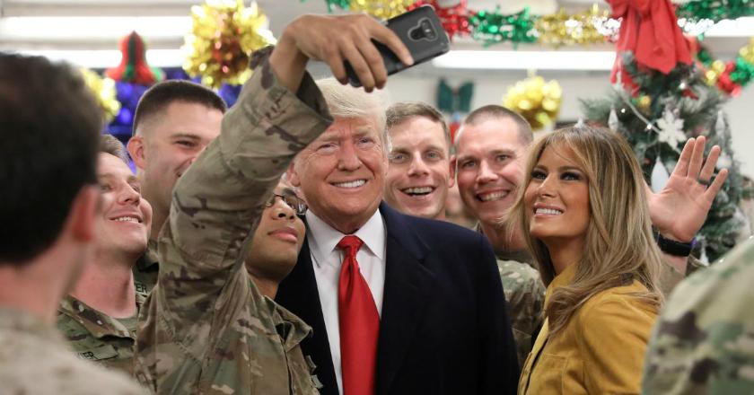 Upst... Ciuman Trump-Melania Menjadi Viral saat Menyambangi Irak