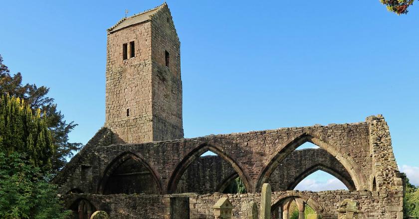 Ukiran Batu Kuno Berusia 600 Tahun Ditemukan di Makam Uskup Skotlandia