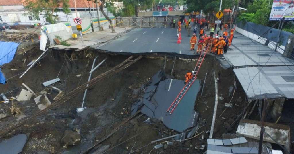 Penyelidikan Jalan Gubeng Ambles: Polisi Bidik Pemberi Izin Proyek RS Siloam