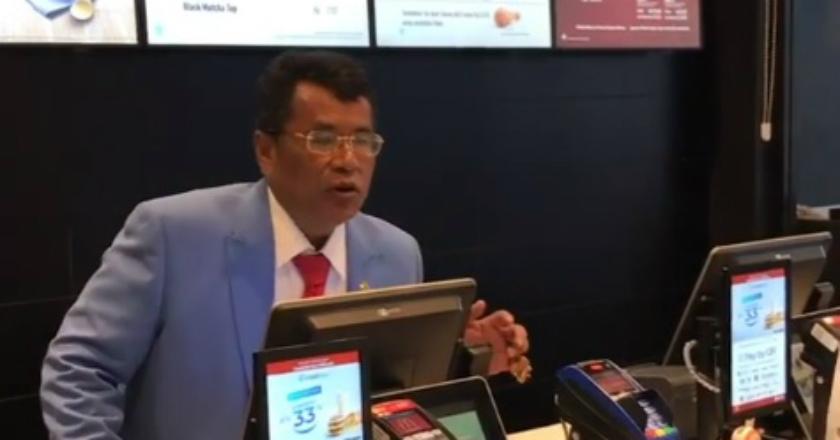 Jangan Gengsi Cari Duit, Hotman Paris Saja 'Nyambi' Jadi Kasir McDonald's