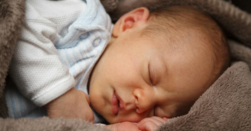 Jangan Panik, Ini Alasan Kenapa Kepala Bayi Lebih Banyak Mengeluarkan Keringat