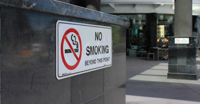 Liburan ke Malaysia? Hati-Hati Jangan Merokok di Restoran Jika Tak Ingin Dipenjara!