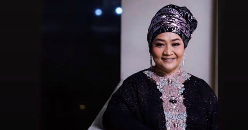 Pelan-pelan, Tike Priatnakusumah Mulai Berhijab