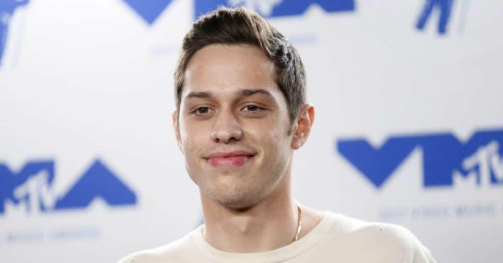 Pete Davidson Tangisi Ariana Grande di Depan Sang Ibu