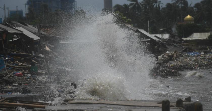 BMKG Peringatkan Tinggi Gelombang Selatan Selat Sunda Mencapai 2,5 Meter