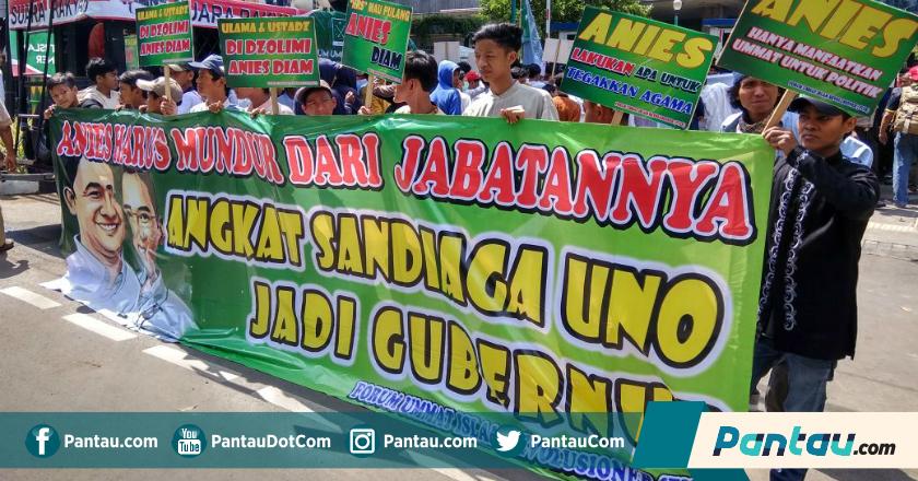 Pantau Foto: Anies Didemo karena 'Cuekin' Ulama, Massa Dukung Sandiaga Jadi Gubernur