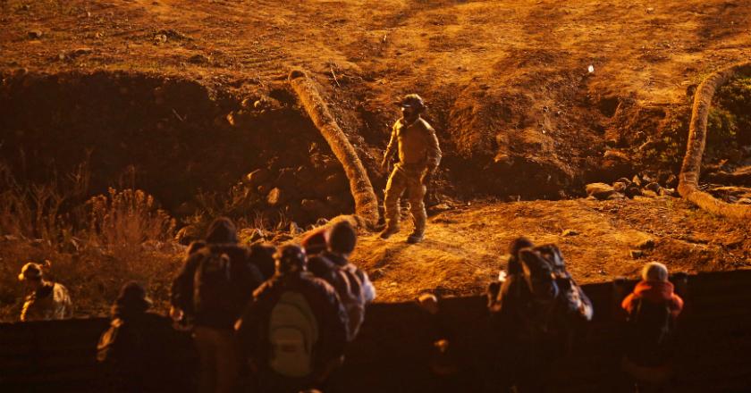 Chaos! Polisi AS Tembakkan Gas Air Mata ke Arah Migran Caravan di Perbatasan Tijuana