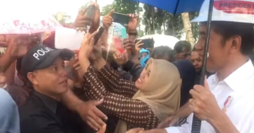 Di Bawah Guyuran Hujan, Jokowi Salami dan Selfie Bareng Warga Blitar