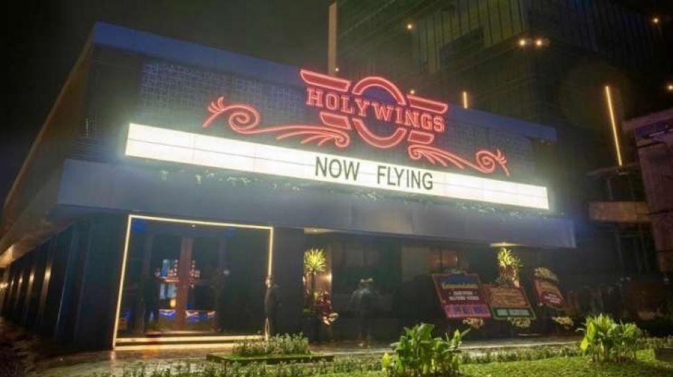 Anies Baswedan Tutup 12 Outlet Hollywings se-DKI Jakarta Hari ini